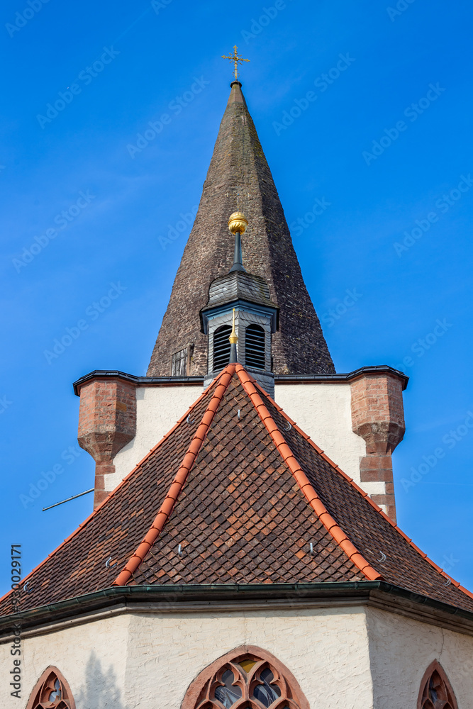Bayern. Fragment fasady kościoła. Dwie wieze koscielne na tle blekitnegoi nieba, Budownictwo sakralne w niemczech. Bayern. Fragment fasady kościoła. Dwie wieze koscielne na tle blekitnegoi nieba, Budownictwo sakralne w niemczech.