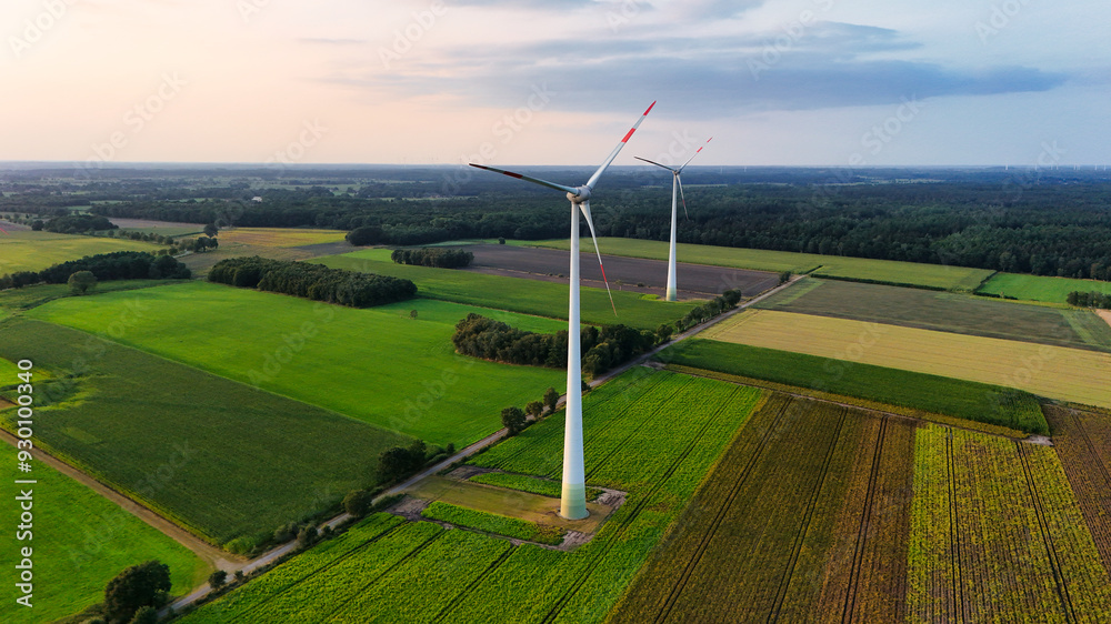 Windkraftanlagen im Sonnenuntergang alternative Energie Windkraftanlagen im Sonnenuntergang alternative Energie
