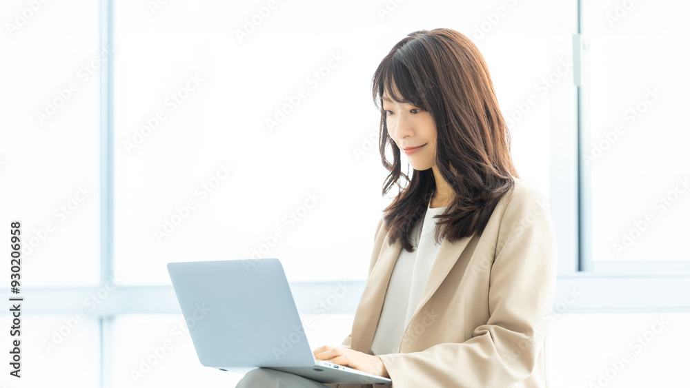 パソコンで仕事をする日本人ビジネスウーマン