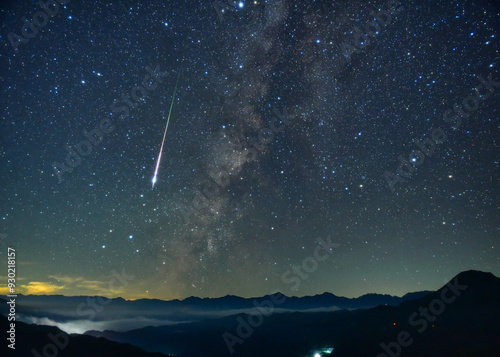 北アルプスの夜空に横たわる天の川と流れ星