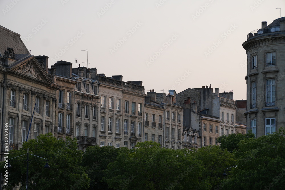 Obraz premium La ville de Bordeaux au crépuscule