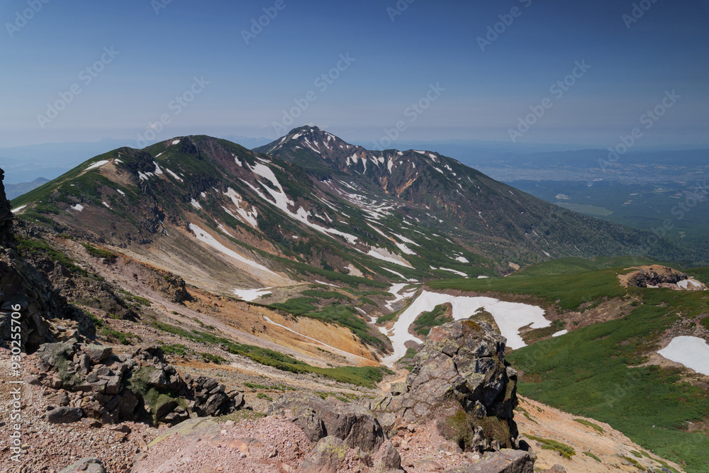 上ホロカメットク山への登山道からの残雪の富良野岳 6月の北海道 上ホロカメットク山への登山道からの残雪の富良野岳 6月の北海道