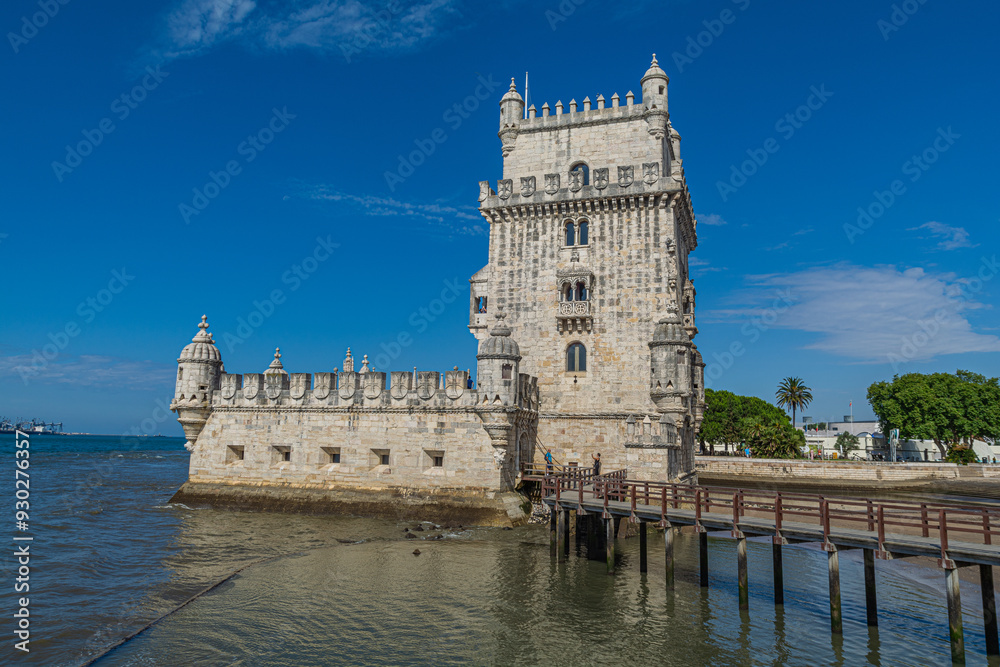 Belem, il sobborgo di Lisbona adagiato sul fiume Tago, famoso per i suoi monumenti come la cinquecentesca Torre di Belém , il Monumento alle Scoperte, a forma di vela ed il Monastero dos Jerónimos Belem, il sobborgo di Lisbona adagiato sul fiume Tago, famoso per i suoi monumenti come la cinquecentesca Torre di Belém , il Monumento alle Scoperte, a forma di vela ed il Monastero dos Jerónimos