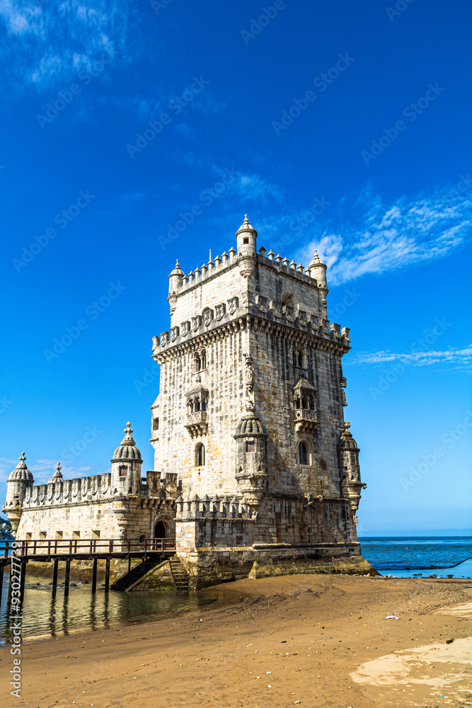 Belem, il sobborgo di Lisbona adagiato sul fiume Tago, famoso per i suoi monumenti come la cinquecentesca Torre di Belém , il Monumento alle Scoperte, a forma di vela ed il Monastero dos Jerónimos Belem, il sobborgo di Lisbona adagiato sul fiume Tago, famoso per i suoi monumenti come la cinquecentesca Torre di Belém , il Monumento alle Scoperte, a forma di vela ed il Monastero dos Jerónimos