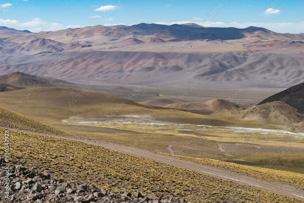 Montañas al lado de la ruta. Sendero entre montañas.