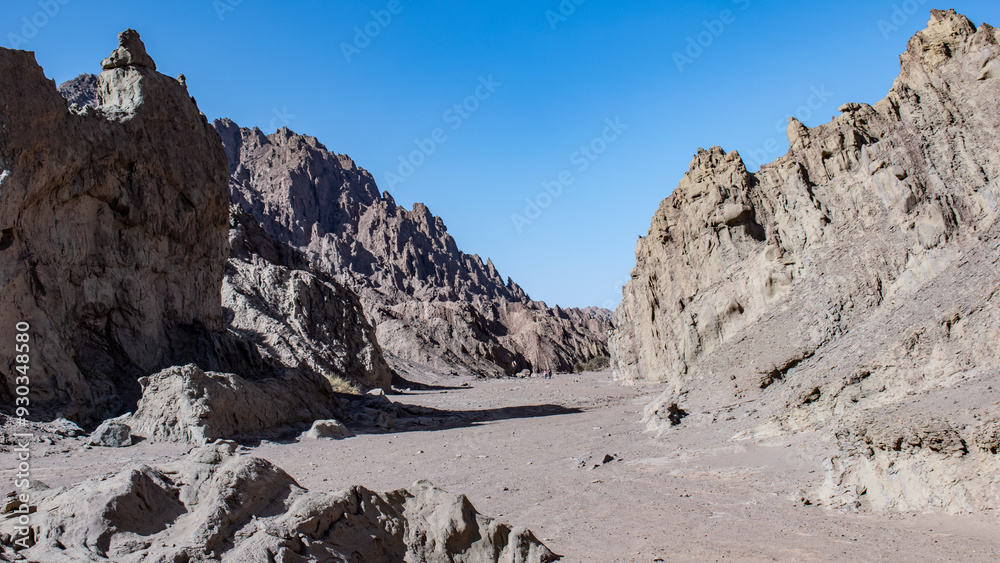 Montañas en valle de aspecto parecido a la luna Montañas en valle de aspecto parecido a la luna