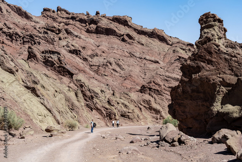 Montañas rojizas. Senderismo y personas.