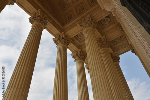 Colonnade de l'église de la Madeleine à Paris. France