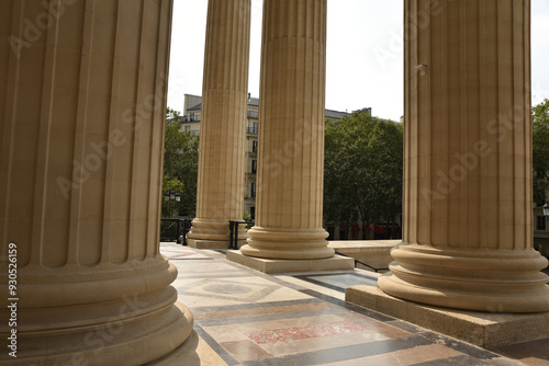 Canvas Print Colonnade de l'église de la Madeleine à Paris. France
