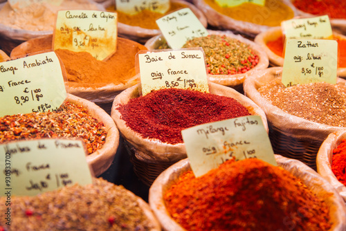 des épices sur un étal de marché. Des récipients d'épices orientales et asiatiques. Curry, cumin, poivre et piments. Nourriture épicée photo