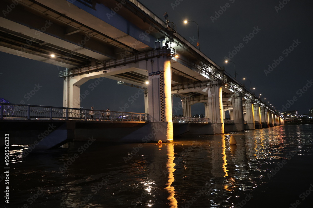Banpo Bridge with Rainbow Fountain Banpo Bridge with Rainbow Fountain
