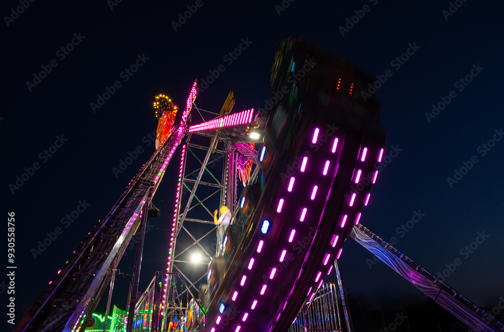 Obraz premium A colourful pirates boat in Luna park during night.