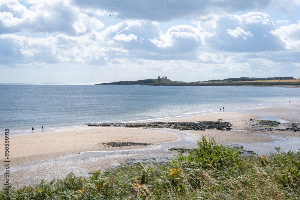 Φωτογραφία View across a bay in Northumberland towards a ruined castle on a headland