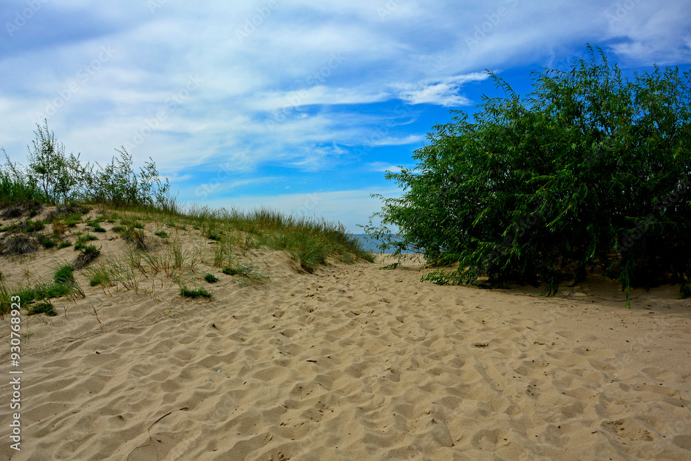 przejście na plażę, nadmorski krajobraz, piaszczysta ściezka i błękitne niebo z białymi churami, passage to the beach, seaside landscape, sandy path and blue sky with white clouds