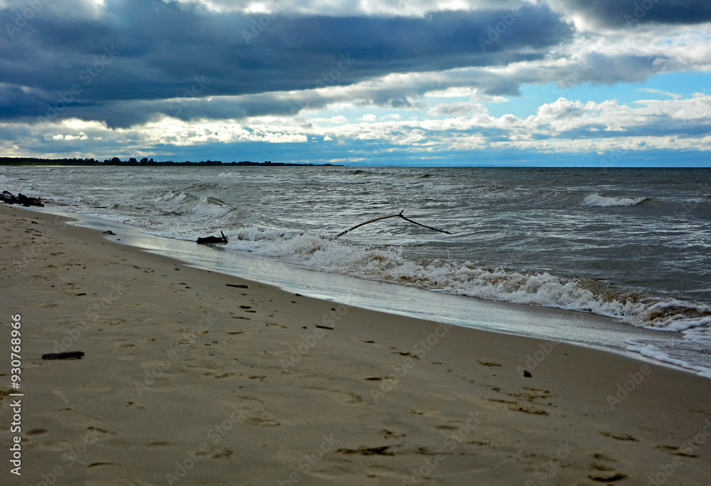 burzowe chmury nad morzem, pejzaż nadmorski, storm clouds over the sea, seaside landscape,
