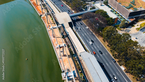 Vista aérea da Marginal Pinheiros em São Paulo, destacando o tráfego, a via expressa e a paisagem urbana movimentada da cidade photo