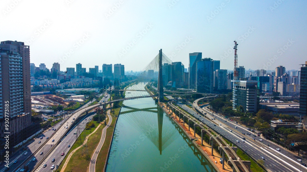 Foto aérea mostrando pontes próximas à Marginal Pinheiros na cidade de São Paulo, destacando a infraestrutura viária e o tráfego urbano em uma das áreas mais movimentadas da cidade Foto aérea mostrando pontes próximas à Marginal Pinheiros na cidade de São Paulo, destacando a infraestrutura viária e o tráfego urbano em uma das áreas mais movimentadas da cidade