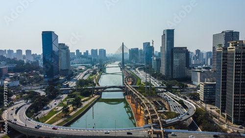 Aérea da paisagem urbana de São Paulo, com destaque para a Marginal Pinheiros, o Viaduto e a Ponte Estaiada, mostrando a movimentação da cidade e sua infraestrutura moderna photo