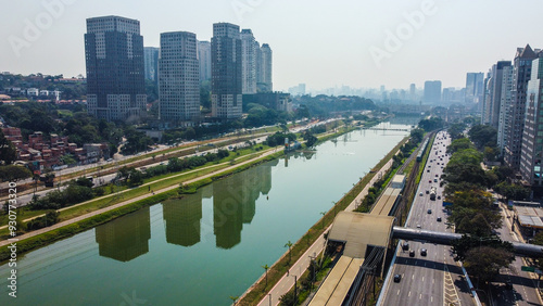 Aérea da paisagem urbana de São Paulo, com destaque para a Marginal Pinheiros, o Viaduto e a Ponte Estaiada, mostrando a movimentação da cidade e sua infraestrutura moderna photo