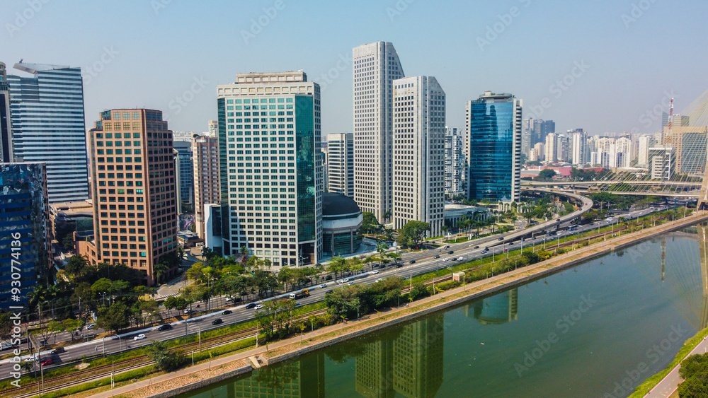 Vista aérea de prédios comerciais à beira da Marginal Pinheiros, com a paisagem urbana de São Paulo ao fundo Vista aérea de prédios comerciais à beira da Marginal Pinheiros, com a paisagem urbana de São Paulo ao fundo