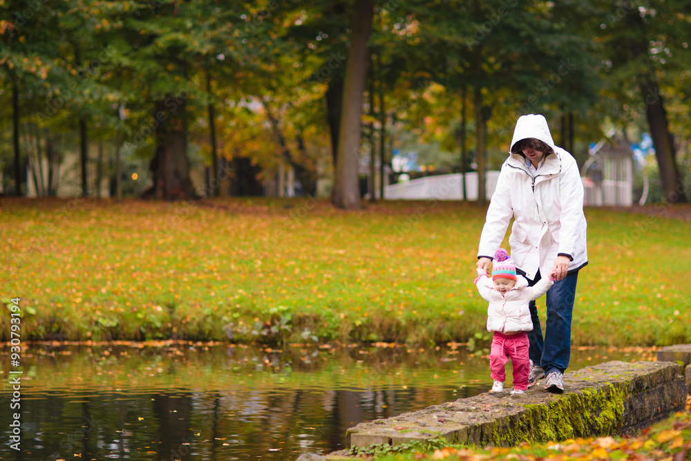 Obraz premium Child in fall park. Kid with autumn leaves.