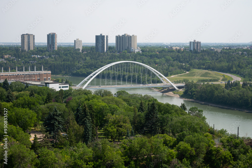 Obraz premium bridge over river in city
