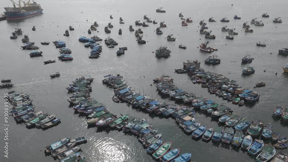 Vuelo Drone sobre mar con botes y bolicheras de pesca en Ilo, Arequipa