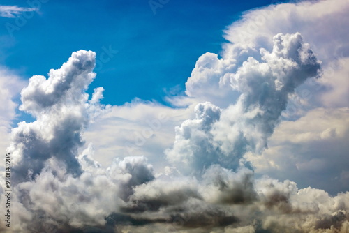 Fotografía Cumulonembi che propagano nel cielo azzurro prima della pioggia