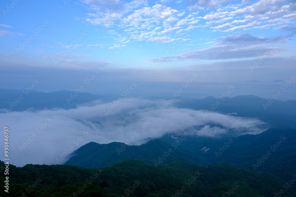 Obraz premium Misty clouds and mountains during sunrise