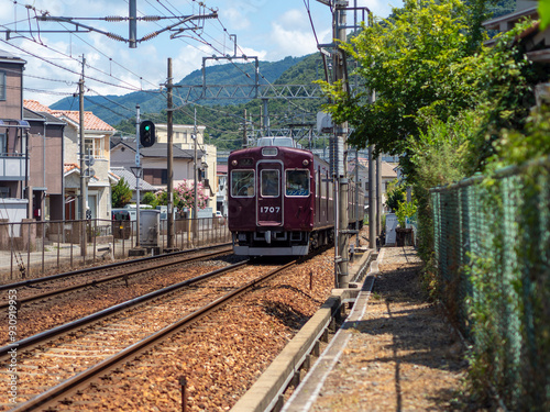 住宅密集地を走る能勢電鉄の電車