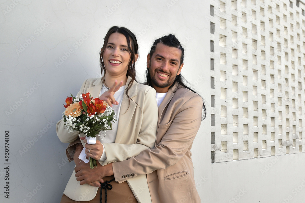 Pareja felizmente casados y enamorados