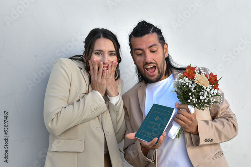 Obraz na płótnie Pareja felizmente casados y enamorados w salonie