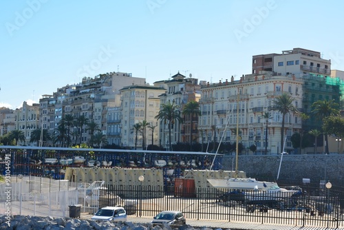 セウタ港とセウタの町並み