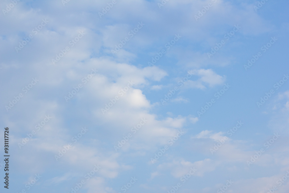 It's a vanilla sky with feathery clouds.
It's a vanilla sky with feathery clouds.
