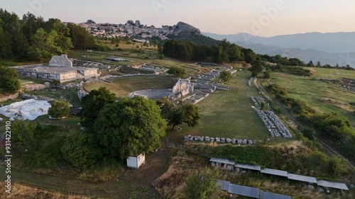 Il Teatro e il Tempio Italico, sito archeologico di Pietrabbondante, Isernia, Molise, Italia.
Ripresa aerea dell'area archeologica con i resti delle fortificazioni sannitiche photo