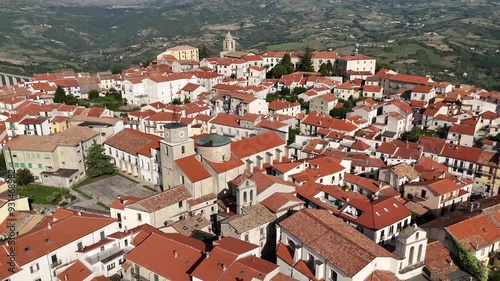 Vista aerea di Agnone, Isernia, Molise, Italia.
Ripresa aerea del centro storico di Agnone, meta turistica del centro Italia famosa per la costruzione delle campane delle chiese.