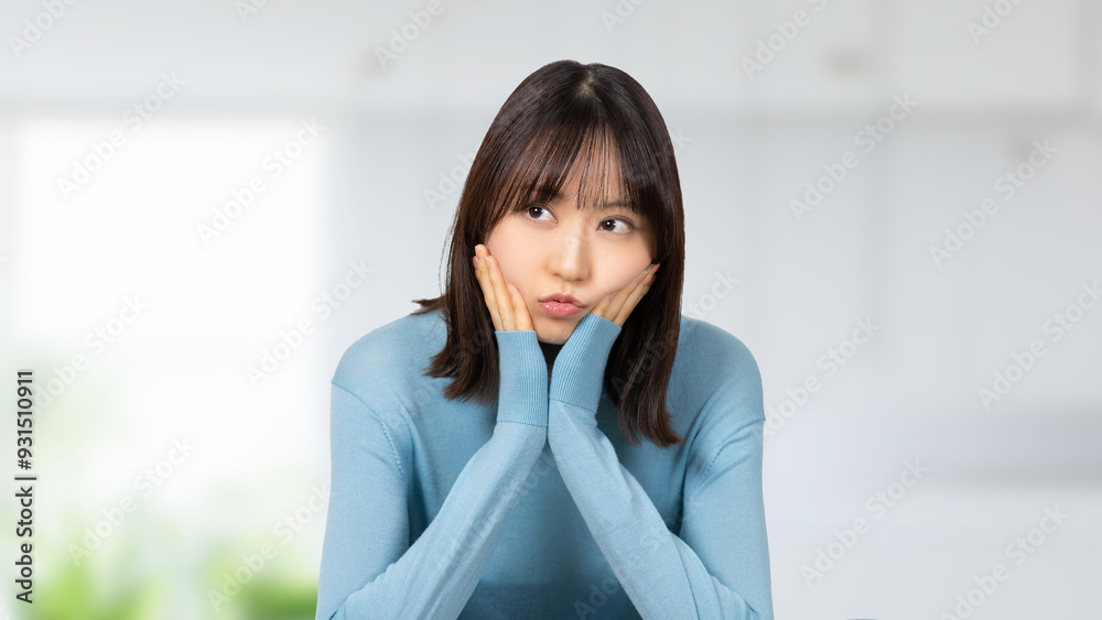 考えごとをする若い女性・ビジネスウーマン 考えごとをする若い女性・ビジネスウーマン