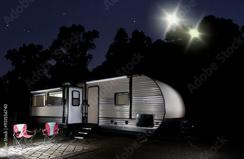 Obraz na płótnie Two unidenfied lights at night over a camper w salonie