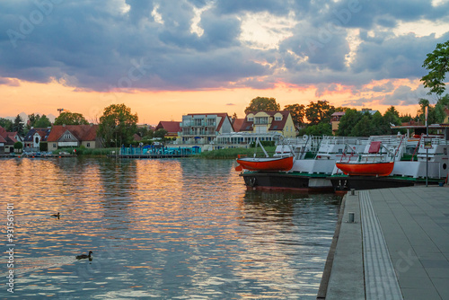 Widok na Zachód Słońca nad Jeziorem w Mikołajkach - Łodzie i Promenada | Scenic Lakeside Sunset in Mikołajki - Boats and Promenade View photo