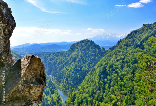 Fototapeta Naklejka Na Ścianę i Meble -  Spring idyllic mountains landscape - Pieniny National Park in Poland 