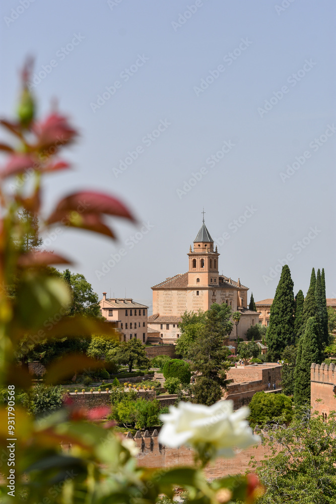 Espléndida vista de la Alhambra, uno de los destinos turísticos más icónicos de España. La imagen captura la majestuosidad de este histórico complejo, situado en la hermosa ciudad de Granada. Espléndida vista de la Alhambra, uno de los destinos turísticos más icónicos de España. La imagen captura la majestuosidad de este histórico complejo, situado en la hermosa ciudad de Granada.