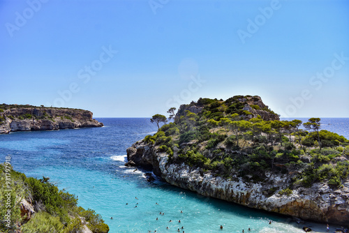 Una cala en Mallorca, con formaciones rocosas y aguas cristalinas. 