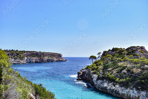 Una cala en Mallorca, con formaciones rocosas y aguas cristalinas. 