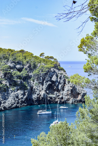 Una cala en Mallorca, con formaciones rocosas y aguas cristalinas. 