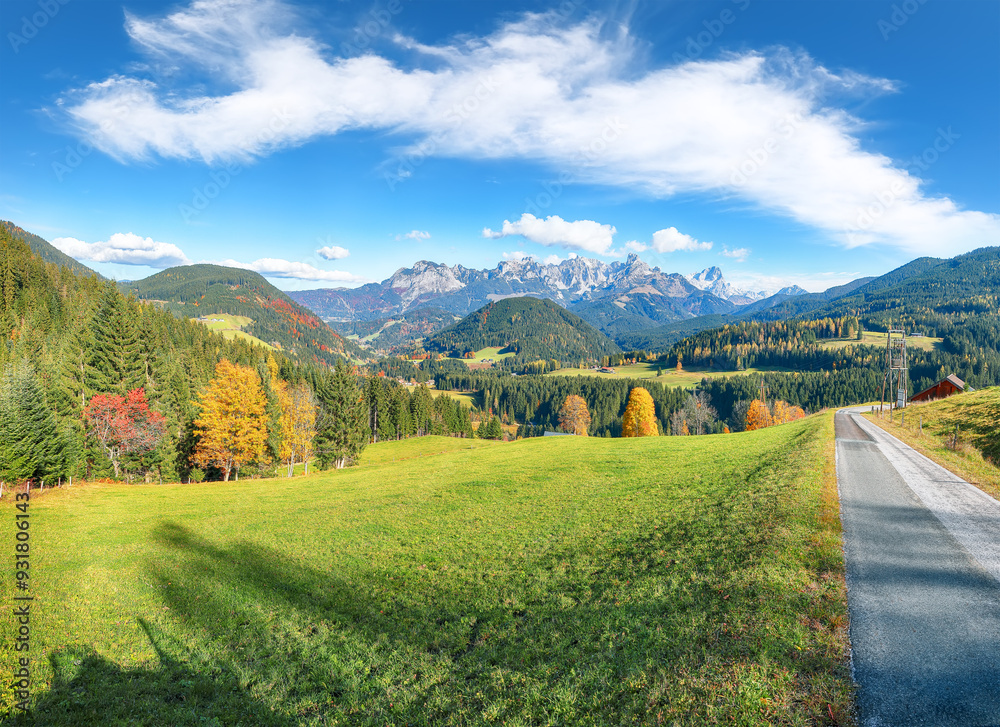 Obraz premium Fabulous view of Alpine green fields and mountains near St. Martin am Tennengebirge.