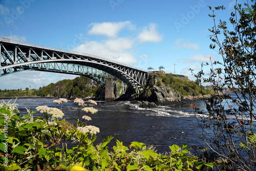 Foto Old bridge over the reversing falls in the Bay of Fundy New Brunswick Canada