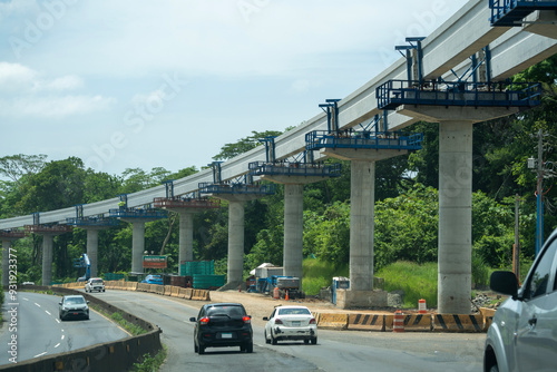 Schilderij op canvas Tramo en construcción de las vías elevadas o viaductos del metro de Panama Oeste al costado de la vía panamericana