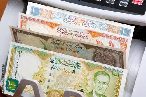 Obraz w ramie Old Syrian Pound in the counting machine