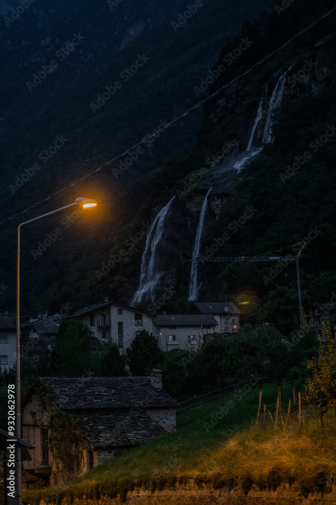 Naklejka premium Der Wasserfall in der Stadt 