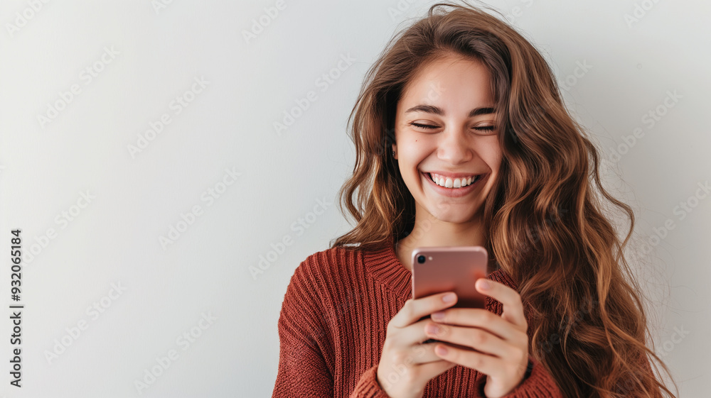 Chica Feliz Usando su Teléfono en Fondo Blanco